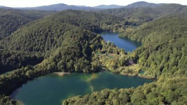 Yazın Hırvatistan, Orta Avrupa, seyahat ve doğa kavramında ormanla ünlü Plitvice Gölleri üzerinde uçmak