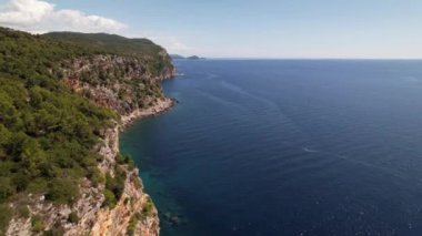 Pasjaca uçurumu ve plajı, mavi deniz ve dağları, Hırvatistan 'ın Dubrovnik kasabası yakınlarındaki hava manzarası. Adriyatik Denizi 'nin Dalmaçya kıyıları, Avrupa. Seyahat ve doğa kavramı