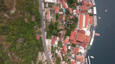 Karadağ 'ın eski Perast kasabası, mavi deniz ve dağlarının havadan görünüşü. Adriyatik Denizi 'nin Dalmaçya kıyıları, Avrupa. Seyahat ve doğa kavramı