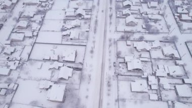 Kış zamanı özel evleri ve bahçeleri olan Ukrayna kar köyünün hava manzarası. Bir İHA 'dan ateş etmek. Ukrayna, Doğu Avrupa