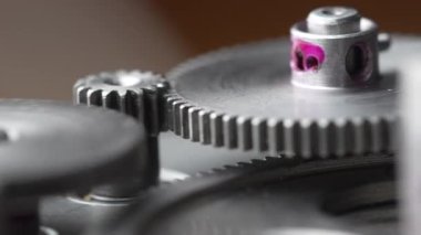 Vitesler mekanik bir cihazda dönüyor. Makine metal dişlileri soyut bir şekilde dönüyor. Çarklı tekerlek mekanizması, kapat, makro