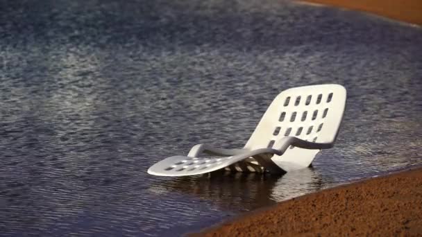 Chaise Longue Plastique Blanc Dans Eau Mer Sur Une Plage — Video
