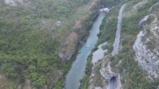 Widok Lotu Ptaka Kanion Rzeki Tara Duże Góry Drogi Samochodami — Wideo stockowe