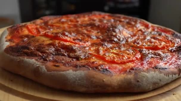 Pizza Dengan Keju Tomat Dan Lada Meja Kayu Berputar Dapur — Stok Video
