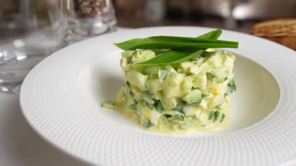 Λευκό Πιάτο Μια Σαλάτα Από Άγριο Σκόρδο Αγγούρι Βραστό Αυγό — Αρχείο Βίντεο