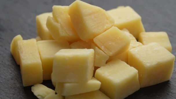 Brânza Dicată Rotește Farfurie Neagră Cuburi Delicioase Brânză Închide Conceptul — Videoclip de stoc
