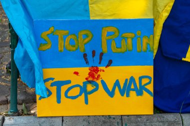 Bangkok, Tayland - 27 Şubat 2022: Bangkok, Tayland 'daki Rus Büyükelçiliği önünde Ukrayna' ya yapılan müdahaleyi protesto eden pankartlar ve Ukrayna bayrakları