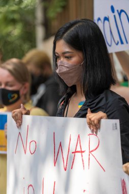 Bangkok, Tayland - 25 Şubat 2022: Bangkok, Tayland 'da Rusya' nın Bangkok, Tayland 'daki büyükelçiliği önünde Ukrayna' ya müdahaleyi protesto eden göstericiler