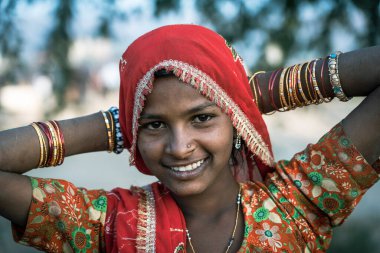 Pushkar, Hindistan - 17 Kasım 2018: Çölde Hintli genç kız Thar zamanında Pushkar Camel Mela kutsal şehir Pushkar, Rajasthan, Hindistan, yakın portre