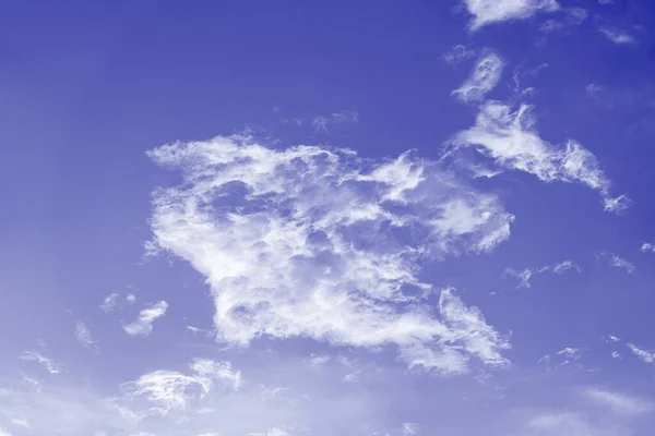 Modrá Obloha Pozadí Bílými Mraky Při Západu Slunce Módní Barva — Stock fotografie