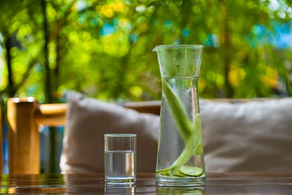 Wasser Glas Mit Gurke Und Zitrone Auf Holztisch Tropischen Café — Stockfoto