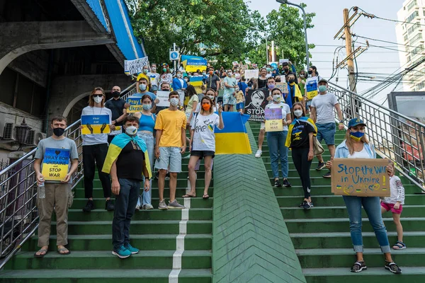 Banguecoque Tailândia Fevereiro 2022 Manifestantes Segurando Bandeiras Bandeiras Ucranianas Protestaram — Fotografia de Stock