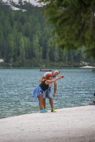 Lago Braies Italy Aug 2021 Guy Girl Takes Photo Smartphone — Stock Photo, Image