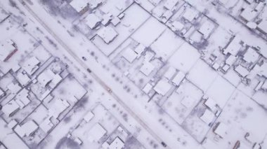 Kış zamanı özel evleri ve bahçeleri olan Ukrayna kar köyünün hava manzarası. Bir İHA 'dan ateş etmek. Ukrayna, Doğu Avrupa