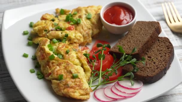 Wypchany Omlet Cebulą Pomidorem Pieprzem Jajkami Serem Talerzu Białym Drewnianym — Wideo stockowe