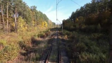Güneşli bir sonbahar gününde, Ukrayna 'da, ormanın yakınındaki tren rayları üzerinde uçuş. Seyahat ve doğa kavramı