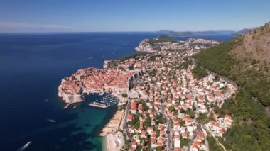 Hırvatistan 'ın eski Dubrovnik kasabası, mavi deniz ve dağlarının hava manzarası. Adriyatik Denizi 'nin Dalmaçya kıyıları, Avrupa. Seyahat ve doğa kavramı