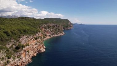 Pasjaca uçurumu ve plajı, mavi deniz ve dağları, Hırvatistan 'ın Dubrovnik kasabası yakınlarındaki hava manzarası. Adriyatik Denizi 'nin Dalmaçya kıyıları, Avrupa. Seyahat ve doğa kavramı