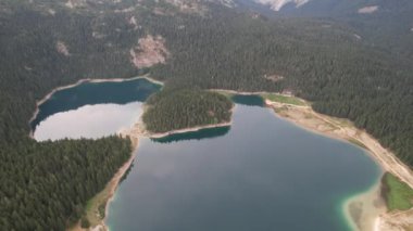 Kuzey Karadağ 'daki Kara Göl veya Crno Jezero' nun hava manzarası. Avrupa 'nın Zabljak kenti yakınlarındaki Durmitor milli parkında 1416 metre yükseklikteki Durmitor Dağı' nda bir buzul gölüdür.