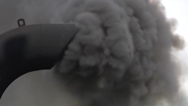 背景为渡船的黑烟 靠近泰国 轮渡或游轮的烟囱 烟囱污染了大气 空气污染和生态概念 慢动作 — 图库视频影像