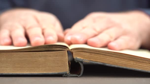 Mão Homem Lendo Livro Casa Biblioteca Mão Virando Páginas Livro — Vídeo de Stock