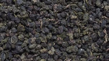 Yeşil çay yaprakları arka planda. Oolong çayı dönüşümlü. Soyut gıda dokuları. Yaklaş, üstten bak. Vietnam 'ın en kaliteli çayı.