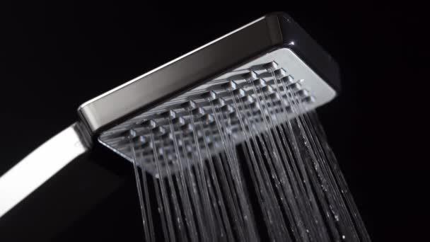 Woda Płynąca Prysznica Łazience Czarnym Tłem Koncepcja Wnętrza Domu Projektowania — Wideo stockowe