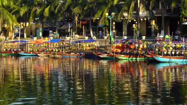 ホイアン ベトナム 2020年7月7日 ベトナムのホイアンの旧市街の川の水にカラフルな提灯を持つ木製のボートの眺め — ストック動画