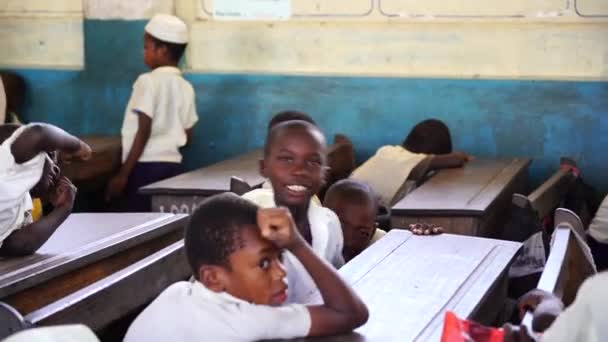 Занзибар Танзания Октября 2019 Года Неопознанные Африканские Девочки Мальчики Местной — стоковое видео