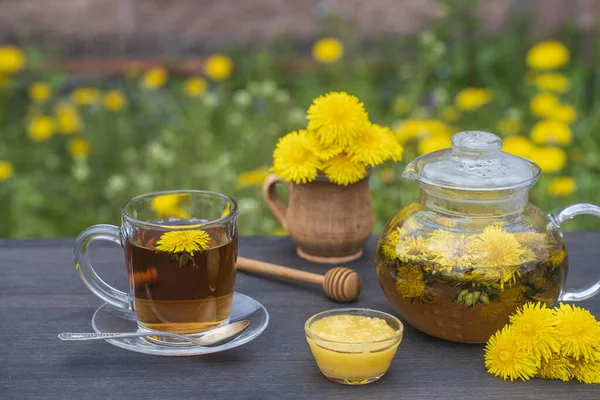 Deliziosa Tisana Fatta Fiori Tarassaco Freschi Con Miele Sul Tavolo — Foto Stock