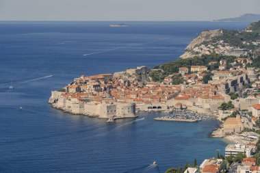 Hırvatistan 'ın eski Dubrovnik kasabası, mavi deniz ve dağlarının hava manzarası. Adriyatik Denizi 'nin Dalmaçya kıyıları, Avrupa. Seyahat ve doğa kavramı