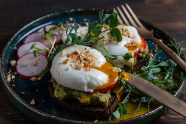 Ekmek tostu, haşlanmış yumurta, avokado hamuru, bezelye mikroçerezi ve kafede taze sebzeler, kapanış, kahvaltı zamanı.