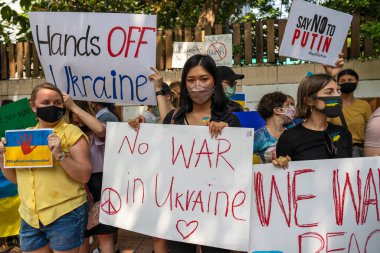 Bangkok, Tayland - 25 Şubat 2022: Bangkok, Tayland 'da Rusya' nın Bangkok, Tayland 'daki büyükelçiliği önünde Ukrayna' ya müdahaleyi protesto eden göstericiler