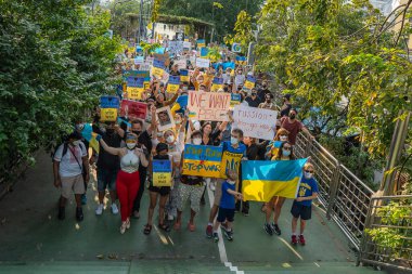 Bangkok, Tayland - 27 Şubat 2022: Bangkok, Tayland 'da Rusya' nın Bangkok, Tayland 'daki büyükelçiliği önünde Ukrayna' ya müdahaleyi protesto eden göstericiler