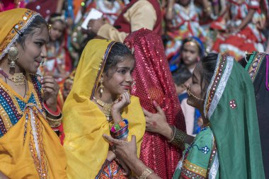 Pushkar, Hindistan - 16 Kasım 2018: Geleneksel Rajasthani kıyafeti giyen Hintli kızlar Pushkar, Rajasthan, Hindistan 'da Çöl Festivali' ne katıldılar