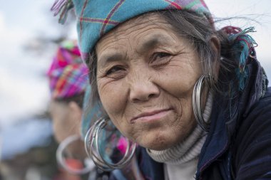 Sapa, Vietnam - Mart 06, 2020: Sapa, Kuzey Vietnam 'daki dağ köyünde Vietnamlı kadın portresi