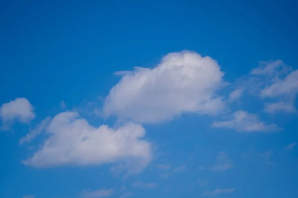 Λευκά Σύννεφα Φόντο Γαλάζιου Ουρανού Έννοια Φύσης — Φωτογραφία Αρχείου