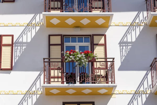 Facade Beautiful Building Balcony Flowers White Stone Wall Street Austria — Stock Photo, Image