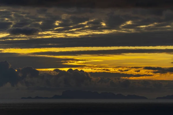 Dramatischer Sonnenuntergang Über Dem Meerwasser Auf Der Insel Koh Phangan — Stockfoto