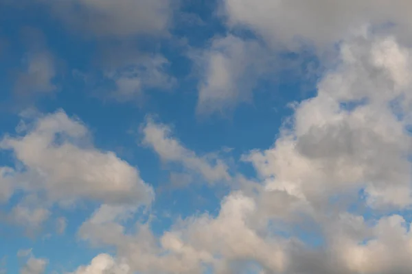 Alam Siang Dan Awan Putih Mengambang Langit Biru Pada Hari — Stok Foto