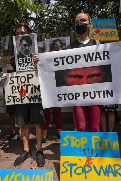 2022 시위자들 우크라이나 국기를 방콕의 러시아 대사관 앞에서 러시아의 우크라이나 — 스톡 사진