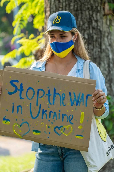 Bangkok, Tayland - 27 Şubat 2022: Bangkok, Tayland 'da Rusya' nın Bangkok, Tayland 'daki büyükelçiliği önünde Ukrayna' ya müdahaleyi protesto eden göstericiler