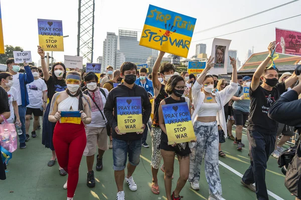 Bangkok Tajlandia Lutego 2022 Demonstranci Trzymający Chorągiewki Flagi Ukraińskie Protestowali — Zdjęcie stockowe