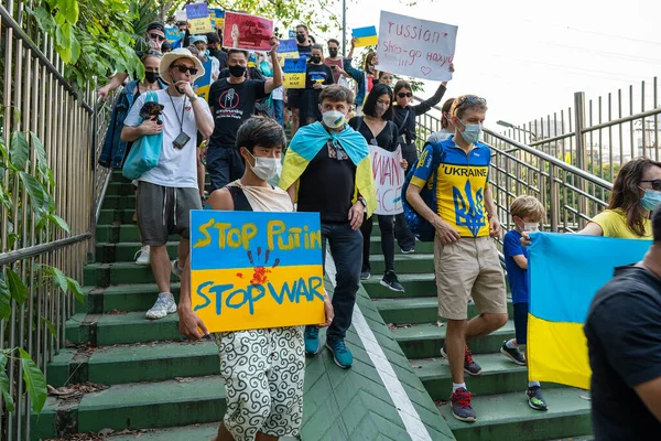 Bangkok Thajsko Únor 2022 Demonstranti Držící Transparenty Ukrajinské Vlajky Protestovali — Stock fotografie