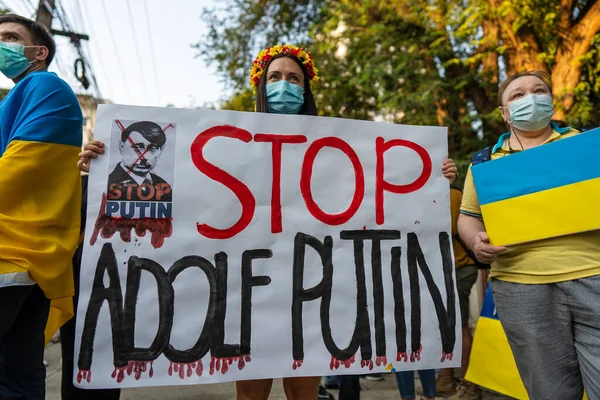 泰国曼谷 2022年2月27日 示威者举着横幅和乌克兰国旗 在俄罗斯驻泰国曼谷大使馆前抗议俄罗斯对乌克兰的干预 — 图库照片