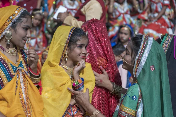 2018年11月16日 印度普什卡 穿着拉贾斯坦邦传统服装的印度女孩参加在印度拉贾斯坦邦普什卡举行的沙漠节 — 图库照片