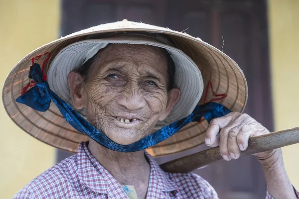 Hoi Vietnam Juli 2020 Etnisk Glad Gammal Kvinna Halmhatt Gatumarknad — Stockfoto