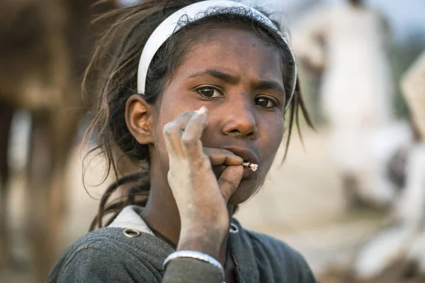 Pushkar, Hindistan - 14 Kasım 2018: Çölde sigara içen Hintli genç kız Thar zamanında Pushkar Camel Mela kutsal şehir Pushkar, Rajasthan, Hindistan, yakın portre