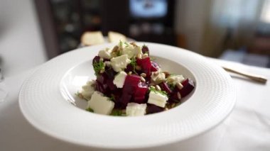 Pancar köklü sağlıklı salata, beyaz tabakta beyaz peynir ve ayçiçeği tohumları, kapatın, döndürür