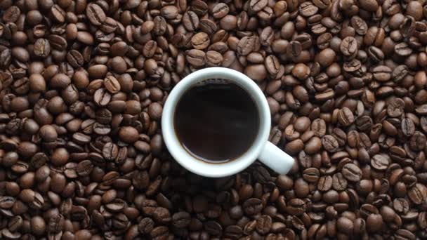 Taza Blanca Café Negro Caliente Con Fondo Giratorio Granos Café — Vídeos de Stock